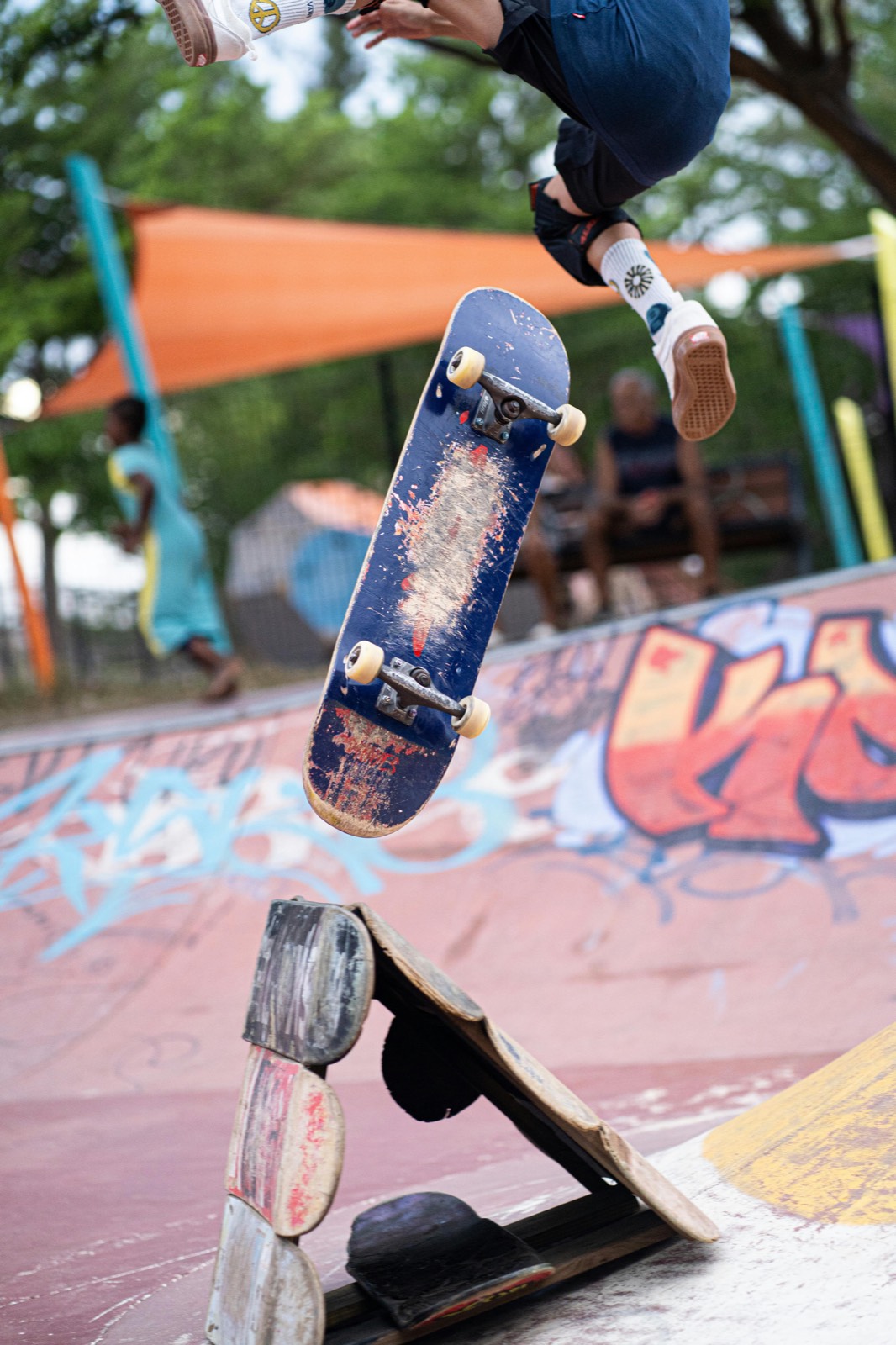 Truco de skate sobre la rampa
