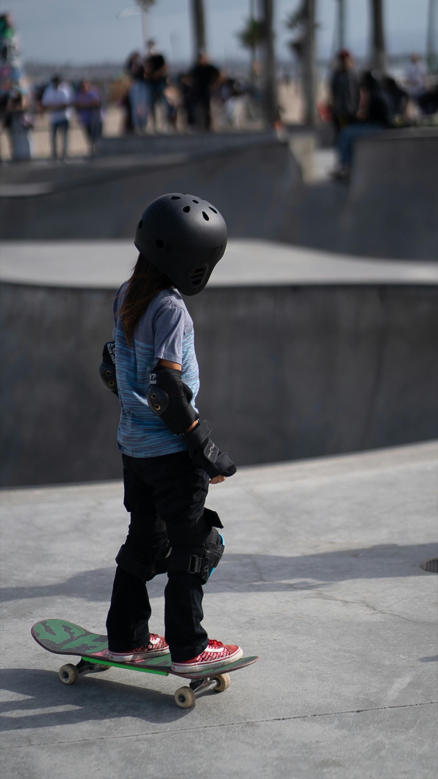 Peque aprendiendo a patinar en el skatepark