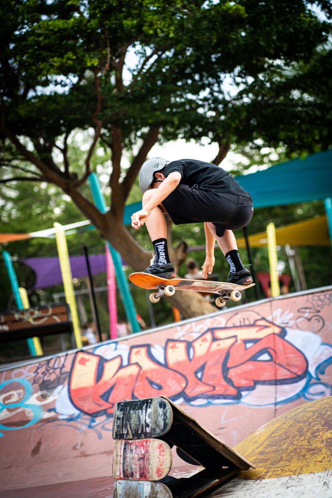 Salto sobre un módulo del skatepark