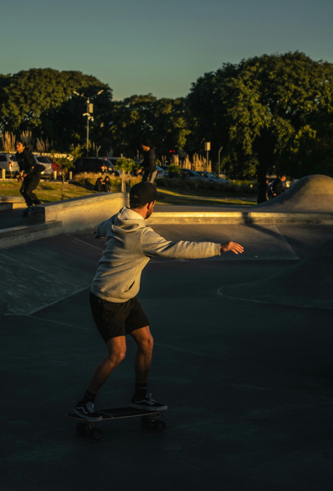Bombeando con el surfskate al sol